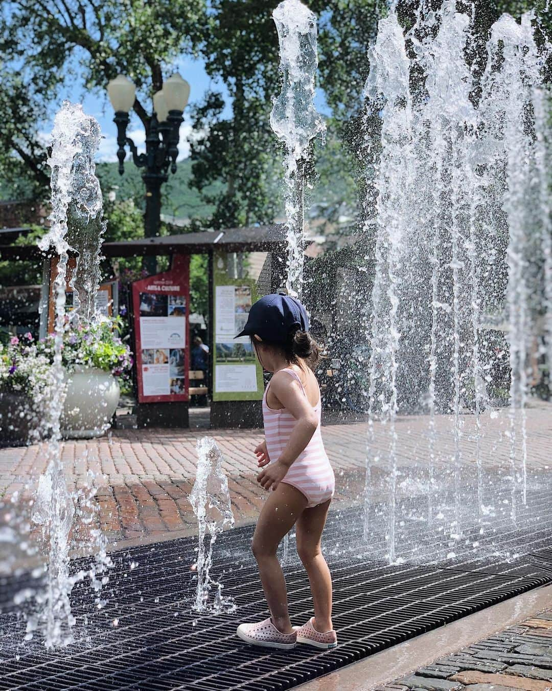 翁安芸さんのインスタグラム写真 - (翁安芸Instagram)「Happy place💓💦☀️ 娘のお気に入りの噴水噴⛲️ #エンドレス #大人も子供も犬も大喜び #Aspen #sunmerinaspen #アスペン」8月12日 7時03分 - akinyc