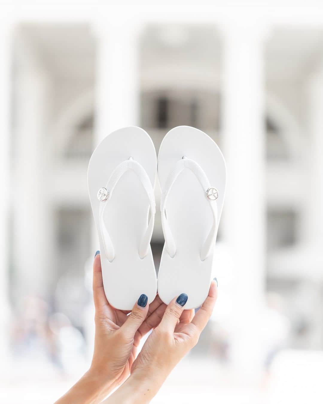 Popits Hawaiiのインスタグラム：「Flat White x Peace Sign charms😋⁠ ⁠ ⁠ #popitshawaii #ポピッツ #sandals #charms #alohastate #luckywelivehawaii #waikiki #footwear #thong #happyfeet #flipflops #slippers #ハワイ #ハワイ旅行 #ハワイ好き #ハワイ大好き #ハワイ好きな人と繋がりたい #ビーチサンダル #フラ #フラダンス #占い #oahu #honolulu #peacesign」