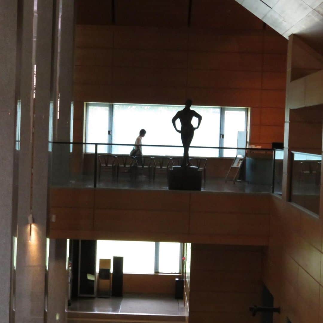魔女菅原さんのインスタグラム写真 - (魔女菅原Instagram)「#福島県立美術館  こちらの自然光が降り注ぐように入ってくるつくりも好き。バリアフリーでもあってスロープとエレベーターが使いやすく、障害がなくてもスロープは使いやすいし、なだらかな斜面も美である。  #美術館好きな人と繋がりたい  #美術館建築も素敵」8月12日 7時01分 - hatsuyosugawara