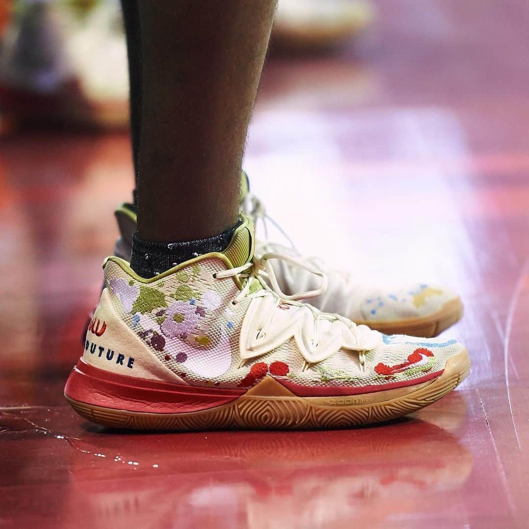 Sneaker Newsさんのインスタグラム写真 - (Sneaker NewsInstagram)「Lots of sneaker heat spotted at the Jr. NBA Global Championships this weekend.  The Bandulu x Nike Kyrie 5 is dropping on 8/23; for full details, tap the link in our bio. 📸: @shousherphotography」8月12日 7時12分 - sneakernews