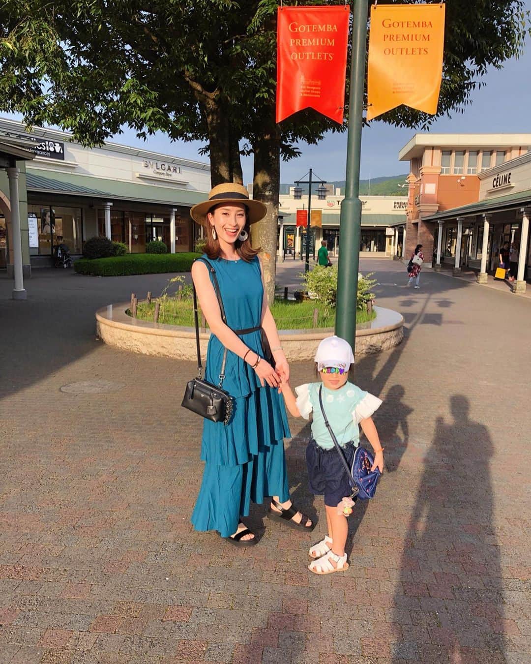 のインスタグラム：「👀☀️ ・ 帰省途中、定番の寄り道🚗💕 眩しくて目が開かない🙃w ・ 毎日暑すぎて🙄💦 一枚でサラッと着られる #ワンピース らくちんすぎる💙 ・ #夏休み #お盆休み #家族 #帰省 #御殿場プレミアムアウトレット #御殿場 #寄り道 #ショッピング #シェイクシャック #ハンバーガー #hamburger #shakeshack #🍔 #gotembapremiumoutlet」