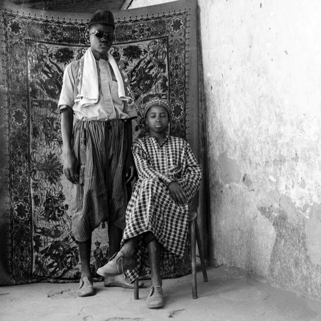 チャーリーアレンさんのインスタグラム写真 - (チャーリーアレンInstagram)「The incredible  photography of Malian photographer Oumar Ly. I love this shot in particular the young boys have such cool style.  Happy Eid to everyone celebrating!  #eidmubarak #mali #photography」8月12日 7時14分 - charlieallen_bespoke