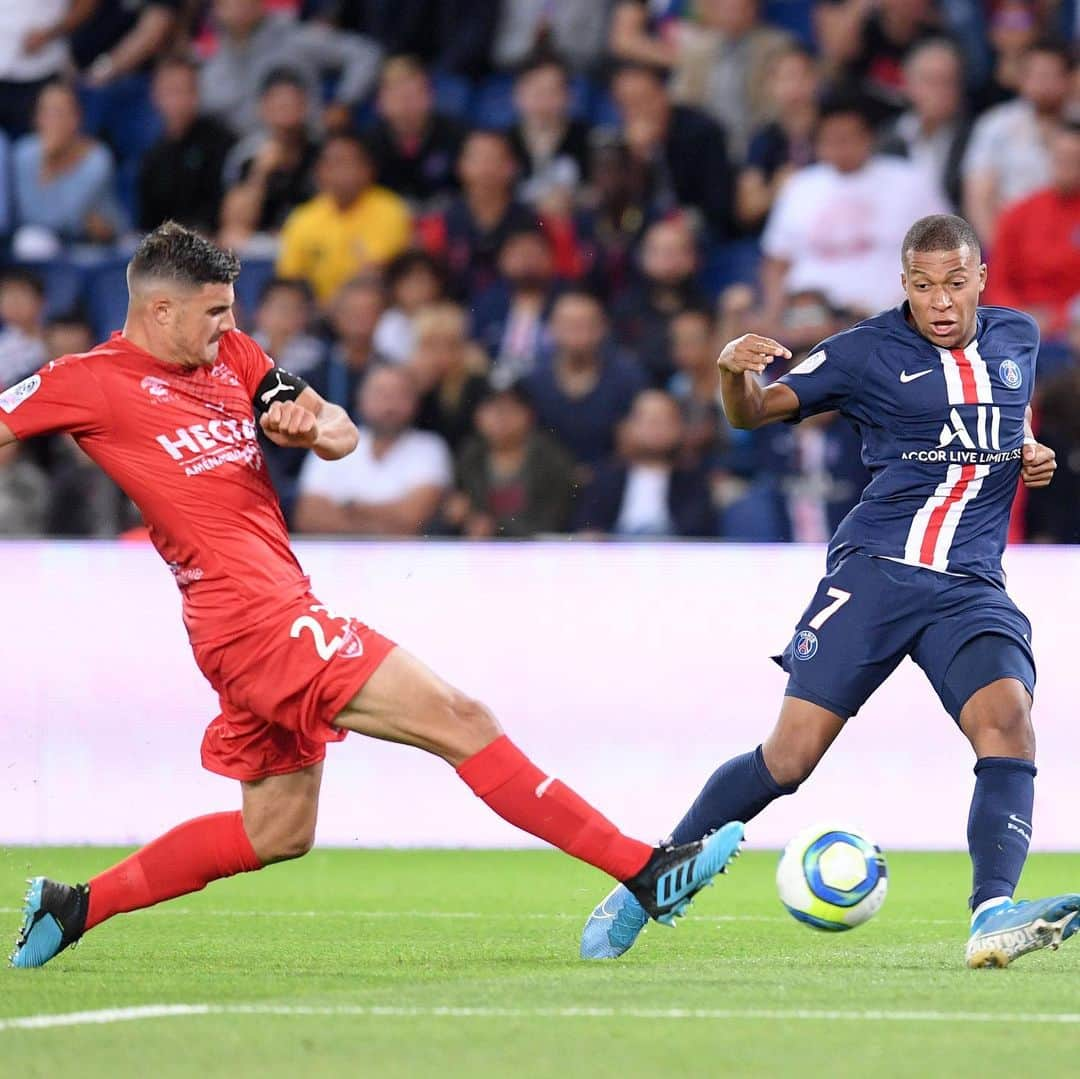 リーグ・アンさんのインスタグラム写真 - (リーグ・アンInstagram)「Le @psg et @k.mbappe déjà d’attaque ⚡️ Le champion de France en titre a disposé du @nimesolympique (3-0) pour sa première de la saison au Parc des Princes 🔴🔵 ▫️ ▫️ #ligue1conforama #PSG #mbappe #kylianmbappe #nimes #nimesolympique #paris #parcdesprinces」8月12日 7時15分 - ligue1ubereats