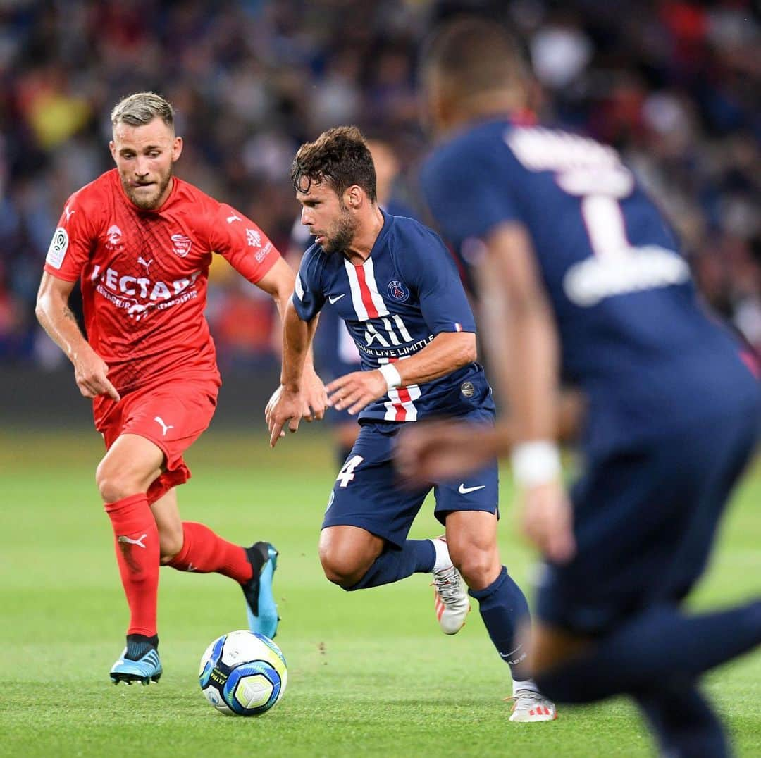 リーグ・アンさんのインスタグラム写真 - (リーグ・アンInstagram)「Le @psg et @k.mbappe déjà d’attaque ⚡️ Le champion de France en titre a disposé du @nimesolympique (3-0) pour sa première de la saison au Parc des Princes 🔴🔵 ▫️ ▫️ #ligue1conforama #PSG #mbappe #kylianmbappe #nimes #nimesolympique #paris #parcdesprinces」8月12日 7時15分 - ligue1ubereats