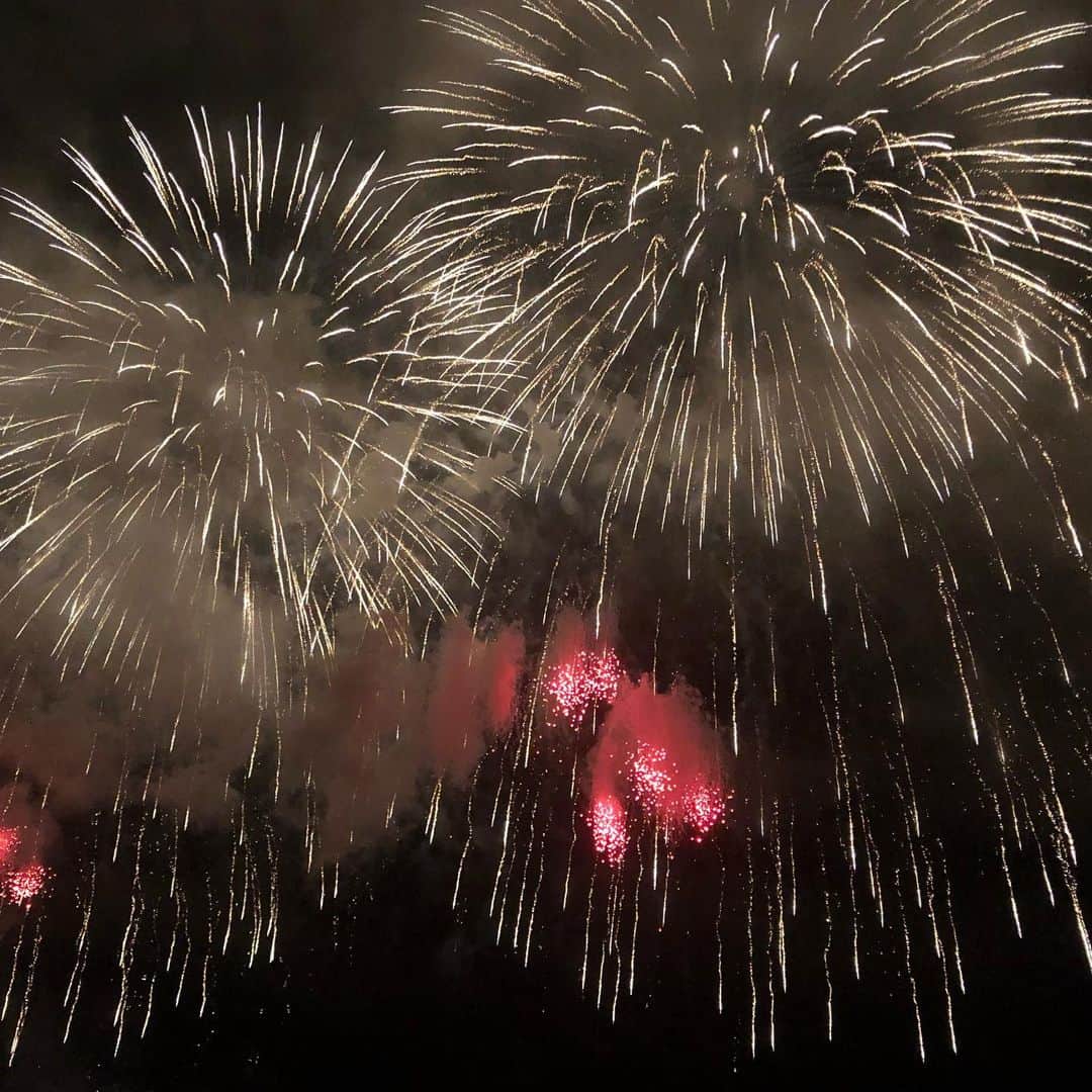 のインスタグラム：「ウォーキングスタイリスト清水春名です。  ツインリンクもてぎの花火の祭典に行ってきました。なんと一年前から予約！ JAZZ演奏を聴きながらの花火は、感動でした✨近すぎて観客席に降ってくるかと思っちゃった！これはぜひ一度行ってみてー！オススメです！ #ツインリンクもてぎ  #ツインリンクもてぎ花火の祭典  #清水春名  #ウォーキングスタイリスト #花火  #ジャズ」