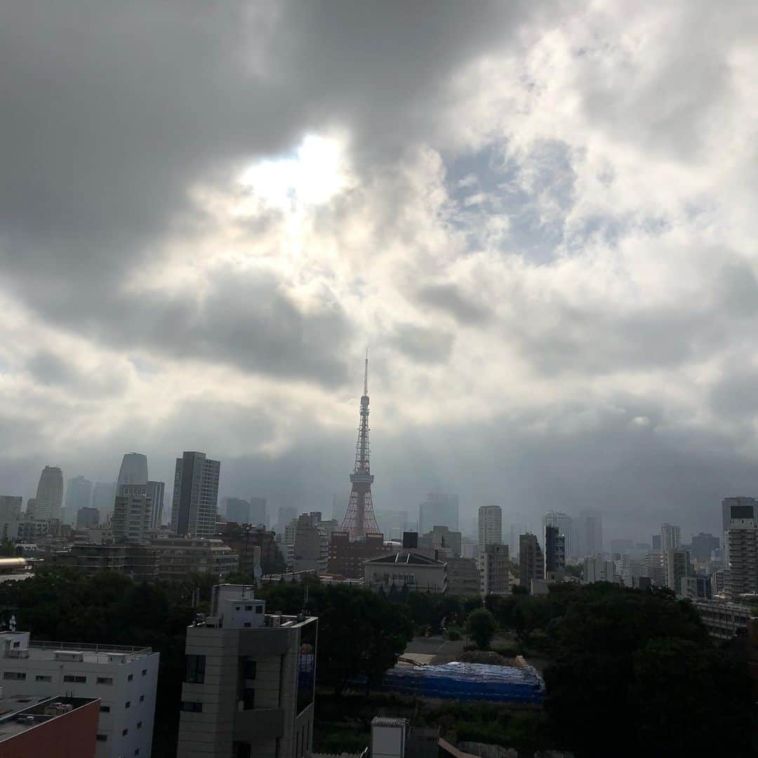 テレ朝newsさんのインスタグラム写真 - (テレ朝newsInstagram)「きょうの関東地方は、朝から雲の多い天気になりそうです。午後は晴れ間の出る所が多いですが、朝と夜は一時的に雨の降る所があるでしょう。湿度が高く、かなり蒸し暑くなりそうです。 #テレビ朝日 #テレ朝 #テレ朝news #ニュース #六本木 #japan #tokyo #roppongi #tvasahi #news #follow #フォロー #写真  #テレビ局 #動画ニュース #雨 #天気 #天気予報 #いまそら」8月12日 7時21分 - tv_asahi_news
