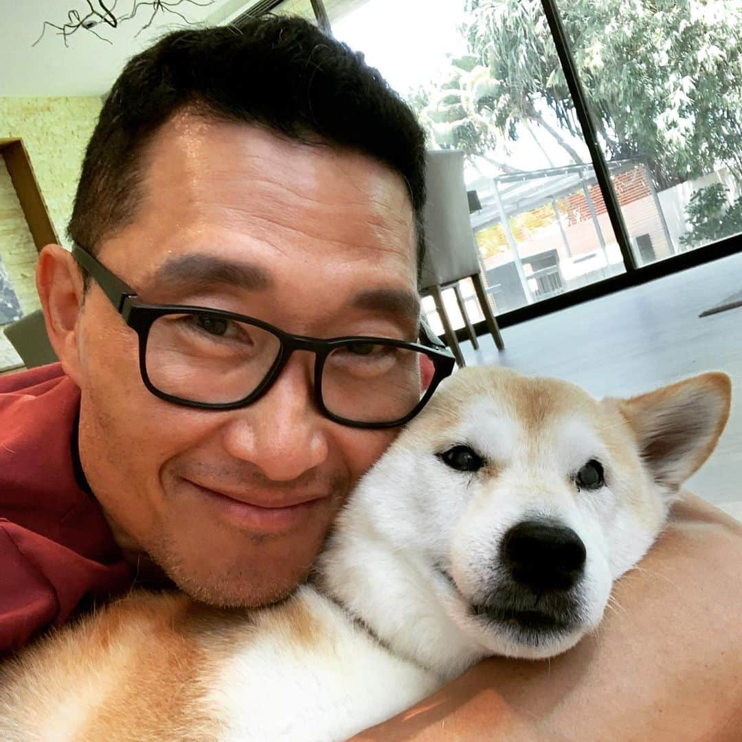 ダニエル・デイ・キムさんのインスタグラム写真 - (ダニエル・デイ・キムInstagram)「Reunited ❤️ #home  My #doge Kona #shibainu」8月12日 7時22分 - danieldaekim