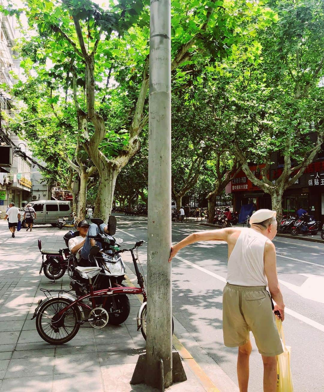 コナー・フランタさんのインスタグラム写真 - (コナー・フランタInstagram)「fruit markets & kind strangers 🍉🍏🍇🍊🍌🍈🍑🥝」8月12日 7時33分 - connorfranta