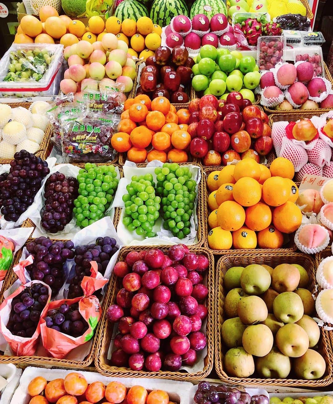 コナー・フランタのインスタグラム：「fruit markets & kind strangers 🍉🍏🍇🍊🍌🍈🍑🥝」