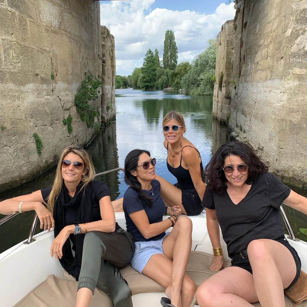 イネス・リグロンさんのインスタグラム写真 - (イネス・リグロンInstagram)「what a better way than to commute in Paris by boat with friends. Fun day with my dear friends 💙 #thanksfull #parisbyboat #villennes-sur-seine」8月12日 7時34分 - inesligron