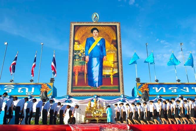 タイ国政府観光庁さんのインスタグラム写真 - (タイ国政府観光庁Instagram)「今日はタイの母の日です🎀 ﻿ ﻿ プミポン元国王の妻であるシリキット王太后の誕生日でタイでは「母の日」としてお祝いします。タイの街中にはシリキット王太后の写真が装飾と共に飾られ、華やかなムードになります🥰﻿ ﻿ また、タイの人々はそれぞれ母親に日頃の感謝の気持ちを込めてジャスミンの花をプレゼントして、一家団欒の時間を過ごします🌼﻿ ﻿ #タイ #タイ #母の日 #シリキット王太后#タイ王室 #ジャスミン #タイ行事 #タイ祭り﻿ #祭り #こんなタイ知らなかった #タイを知りつくす #タイ旅行 #旅好きな人と繋がりたい #旅行好きな人と繋がりたい #thailand #mothersday #queensirikit #royalfamily #thailandevent #thailandfestival #amazingthailand #thailandtravel #thailandtrip #thai #thaistagram #lovethailand #thainess #localexperience﻿」8月12日 7時39分 - amazingthailandjp