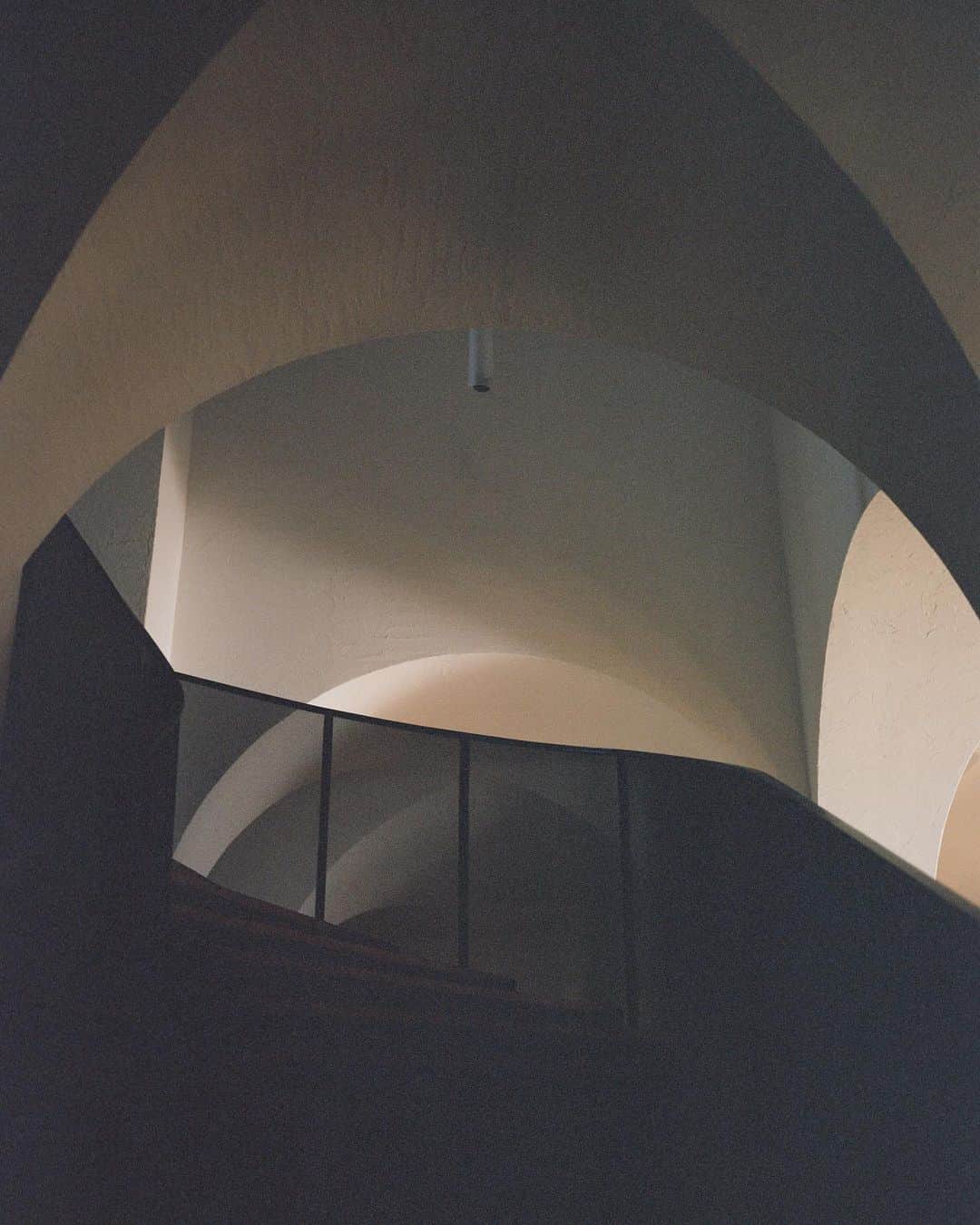 のインスタグラム：「revisiting film from portugal. the most beautiful winery designed by @pierre.yovanovitch (though yes, this is way underexposed 🥴)」