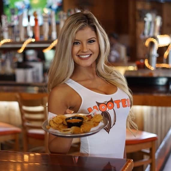 Hootersさんのインスタグラム写真 - (HootersInstagram)「P9 for @chaseelliott9 today means free fried pickles tomorrow, race fans! *just purchase a drink #di9」8月12日 7時50分 - hooters