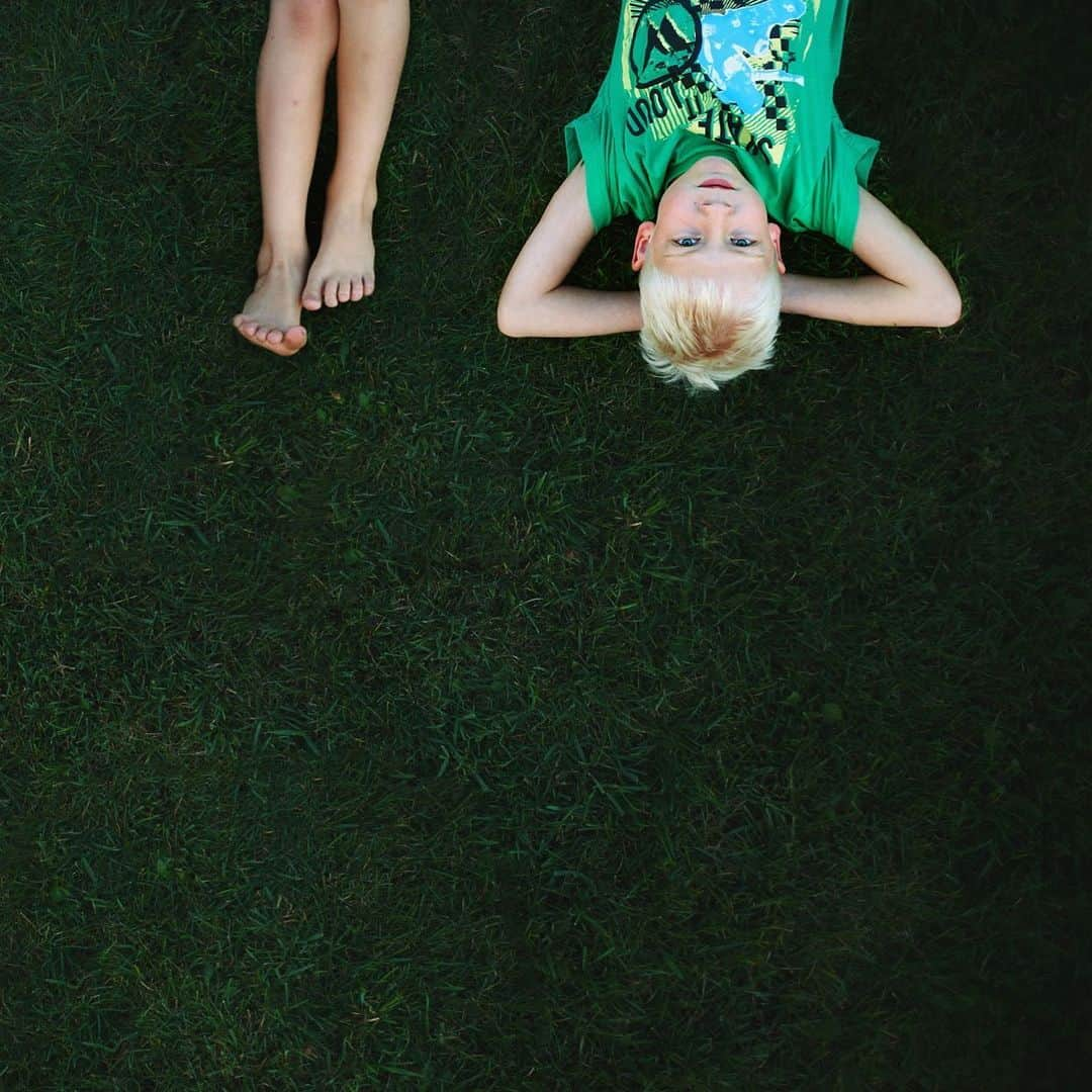 Beth Mancusoのインスタグラム：「One of my favorite summer images of Rowan and Ezra. So little here! . . . . . . #bicfp #pixel_kids #catsofinstagram #runwildmychild #momtogs #cameramama #500px  #minnesota #childphotography #nikonnofilter #minnesotafamilyphotographer #minnesotalife」