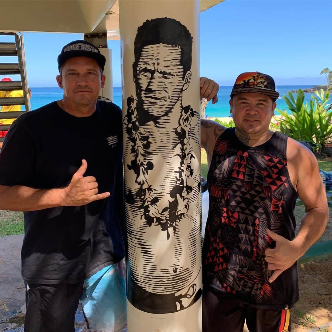 クラーク・リトルさんのインスタグラム写真 - (クラーク・リトルInstagram)「Awesome day honoring my brother with good friends and family. Love you Brock!  Thank you @teachr1 for the amazing artwork 🤙🏼 and dambro for the inspiration! Also @kaha_kii for the clean spray work 💯 #aloha #clarklittle #brocklittle」8月12日 8時00分 - clarklittle