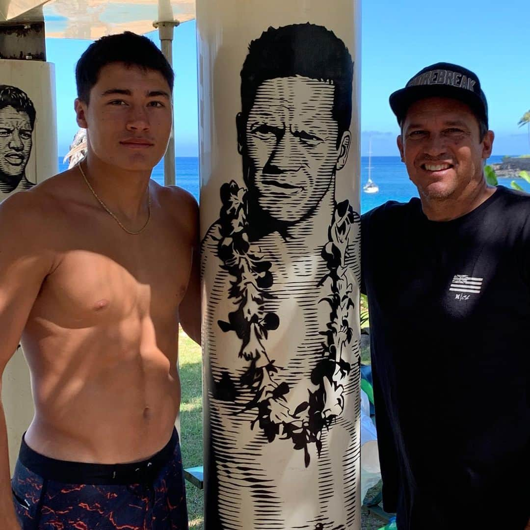 クラーク・リトルさんのインスタグラム写真 - (クラーク・リトルInstagram)「Awesome day honoring my brother with good friends and family. Love you Brock!  Thank you @teachr1 for the amazing artwork 🤙🏼 and dambro for the inspiration! Also @kaha_kii for the clean spray work 💯 #aloha #clarklittle #brocklittle」8月12日 8時00分 - clarklittle