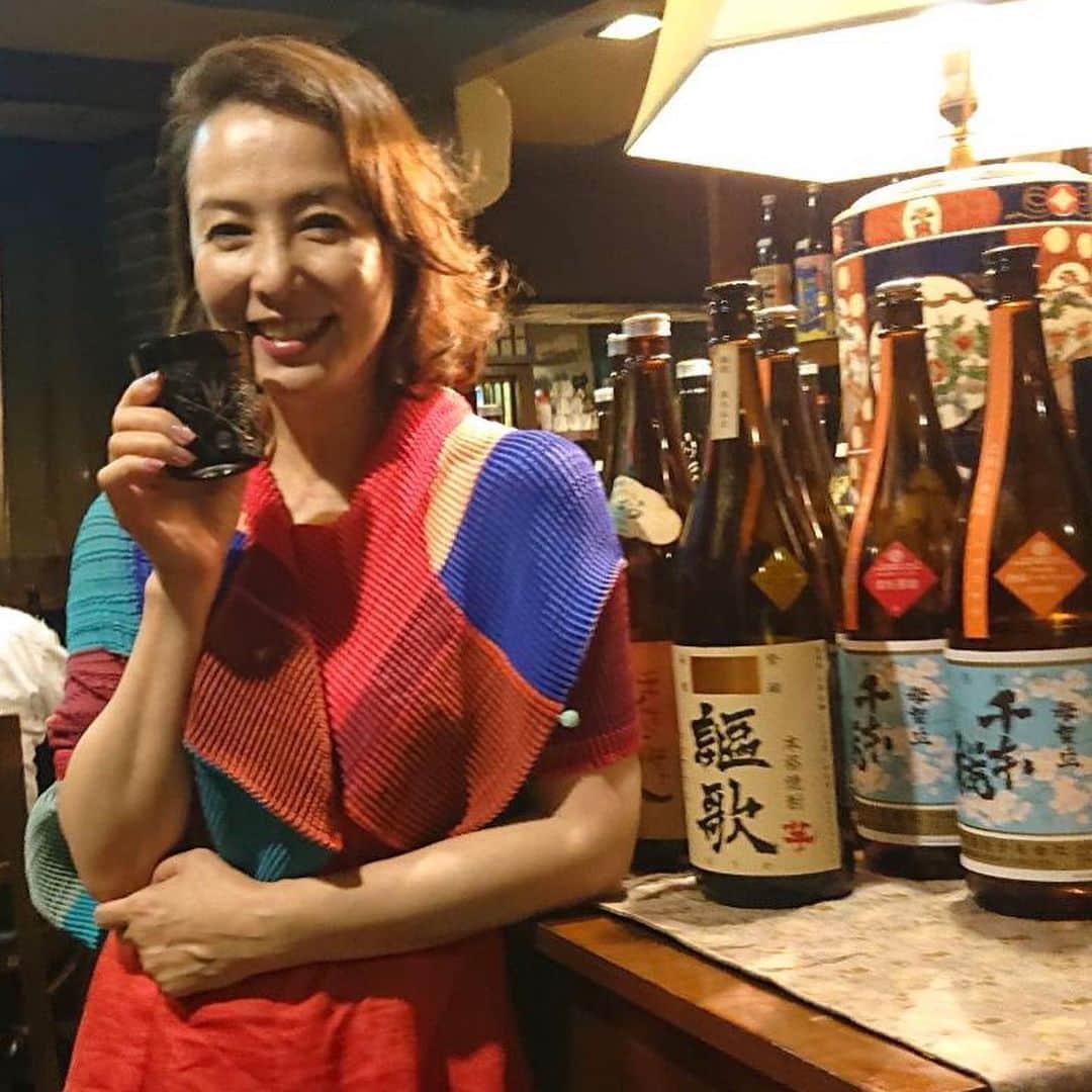 河野景子のインスタグラム：「地元 宮崎で焼酎バーに行って普段 飲まない焼酎に挑戦。 飲みやすくて美味しくって^_^ 幼馴染との再会でほろ酔い気分に😊」