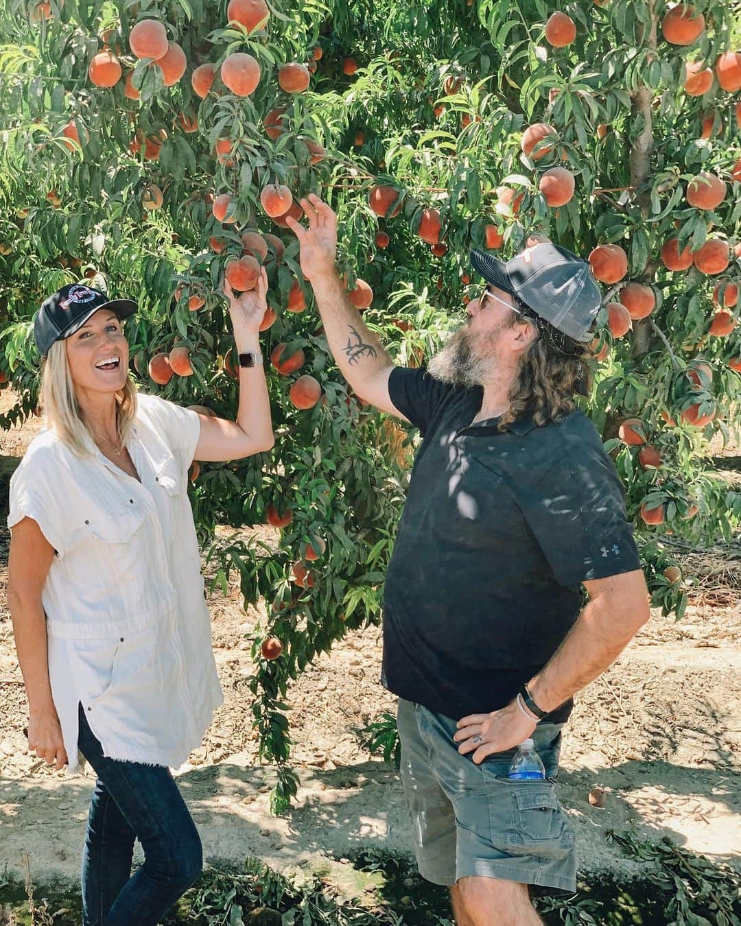 コリー・ロバートソンさんのインスタグラム写真 - (コリー・ロバートソンInstagram)「Thinking of becoming fruit models😂How are we doing? Seriously loving our time @familytreefarms Nothing sweeter than a family run business that works hard and plays hard, does things with excellence and gives God all the glory ❤️ #faithfamilyfruit」8月12日 8時13分 - bosshogswife