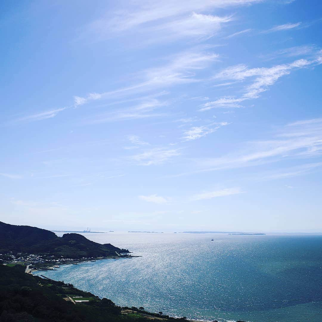 愛知県田原市さんのインスタグラム写真 - (愛知県田原市Instagram)「Round Round Earth. やっぱ、地球はまるかったー！！ #半島感でてるー #衣笠山 の上だよ 今日は#山の日 #夏は海へ山へと忙しい #めいっぱい楽しまないとね！ * #たはら暮らし * #菜の花浪漫街道 #渥美半島#田原市#田原#伊良湖岬#伊良湖#赤羽根#tahara#irago#akabane#サーフィン#surfing#田舎暮らし#日々の暮らし#休日の過ごし方#スローライフ#instagramjaran#igersjp#scenic_jp」8月12日 8時28分 - tahara_kurashi