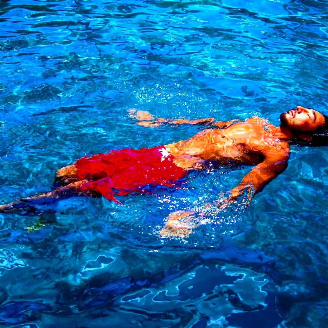 のインスタグラム：「赤なんてほとんど着ることはないけど水着なら……。そんなそんな気がして。  #そんなそんな気がして @yoshimasa_hoshiba  #yoshimasahoshiba  #干場義雅  @forzastylecom  #FORZASTYLE  @patagonia」