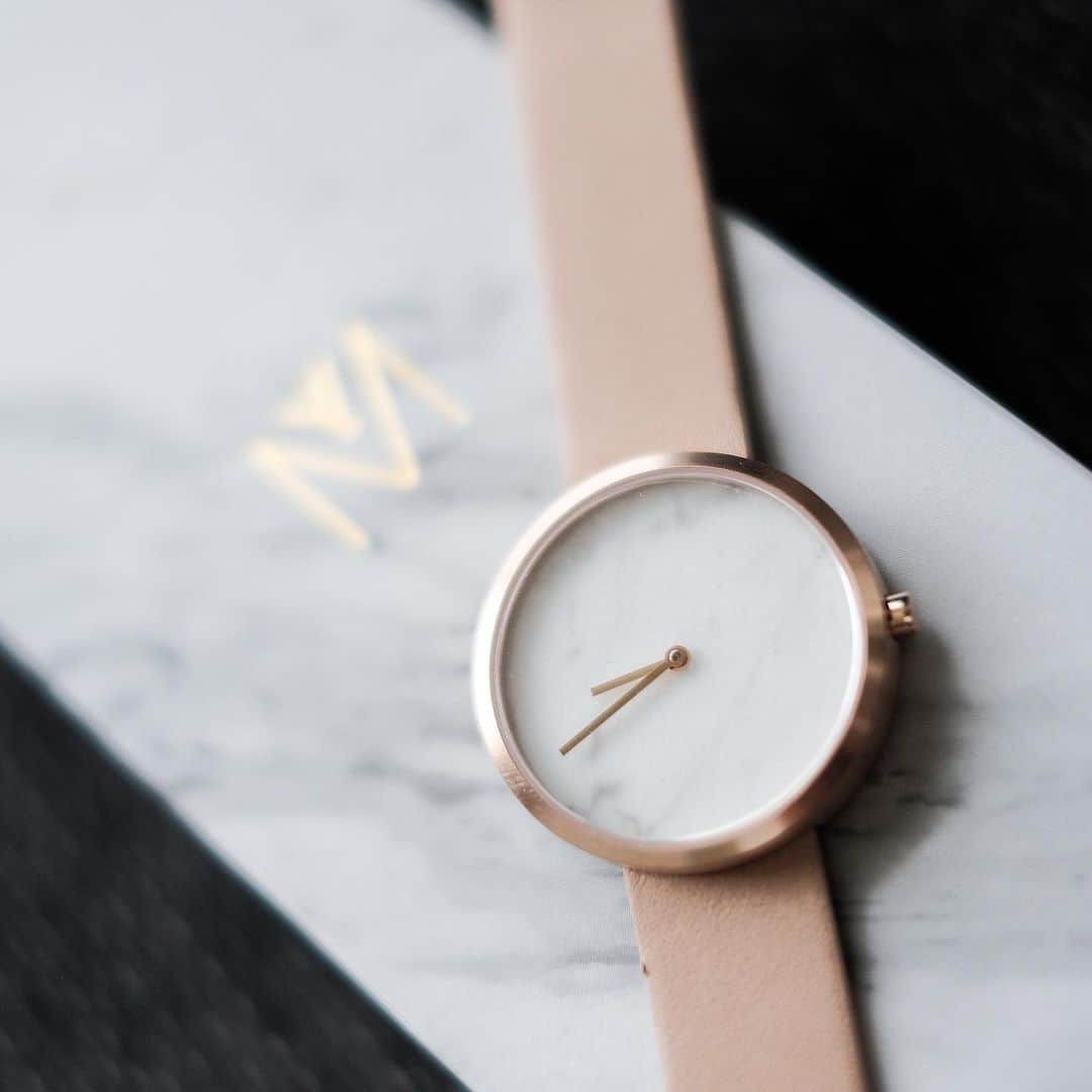のインスタグラム：「* @mavenjapan 様から提供していただきました⌚ ・ 『COSMOPOLITAN CAMEL 34mm』 ・ 文字盤に大理石を使ったシンプルなデザインがいい感じです🎶 ・ クーポンコード【mini_mori】で10%オフになるみたいですよ(〃艸〃) ・ #マベン #マベンウォッチズ #時計 #腕時計 #mavenwatches」
