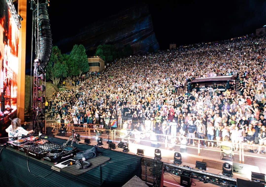 アリソン・ワンダーランドさんのインスタグラム写真 - (アリソン・ワンダーランドInstagram)「LAST NIGHT WAS THE BEST NIGHT OF MY LIFE. I ONLY WANT TO LEVEL UP. My first of two sold out red rocks shows this year. special shout out to my live band who were on strings and percussion. Thank you everyone you brought me to tears. Most surreal moment in my career」8月12日 8時57分 - alisonwonderland