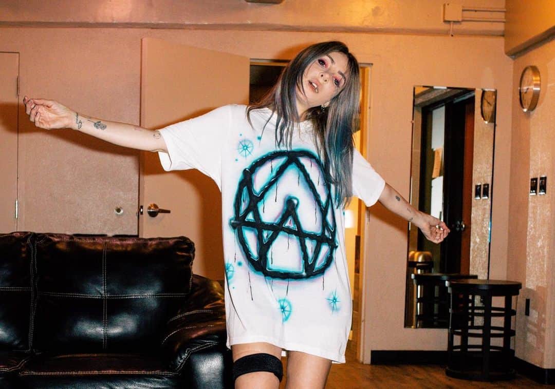 アリソン・ワンダーランドのインスタグラム：「LAST NIGHT WAS THE BEST NIGHT OF MY LIFE. I ONLY WANT TO LEVEL UP. My first of two sold out red rocks shows this year. special shout out to my live band who were on strings and percussion. Thank you everyone you brought me to tears. Most surreal moment in my career」