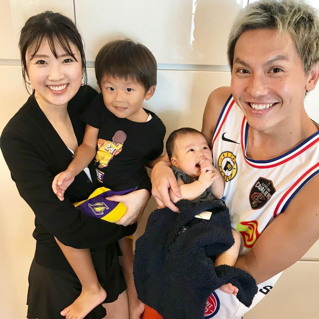 輝良まさとさんのインスタグラム写真 - (輝良まさとInstagram)「・ 真那人、昨日で2ヶ月になりましたー😆❣️ 最近は喃語を良く喋るようになったり、こぶししゃぶりで口周りがよだれでダラダラになったりしてます😅 足のキック力も強く、身体を支えてあげたら足を突っ張って立つ真似みたいなこともします👍 日々少しずつ色んなことが成長してるんだなと実感🥰 これからもすくすく大きくなってね😊❤️ ・ そんな昨日は同期夫婦で集まってわいわいがやがや楽しい時間を過ごさせてもらいました😆🍻 子供達が3人並んだ時の可愛さの破壊力に親悶絶💓💓笑 真那人ももぅちょっとおっきくなったらお兄ちゃんお姉ちゃんに遊んでもらおうね😊❣️ いつもありがとう❤️ ・ ・ #天使ママ#レインボーベビー#レインボーベビー真那人#令和元年ベビー#6月生まれ#乳幼児#2ヶ月#なりました#赤ちゃん#赤ちゃんのいる生活#可愛い#愛おしい#新米ママ#育児#手探り#奮闘中#頑張ります#宝塚#同期#91期#夫婦会#楽しかった#いつもありがとう」8月12日 8時49分 - kirahama0703