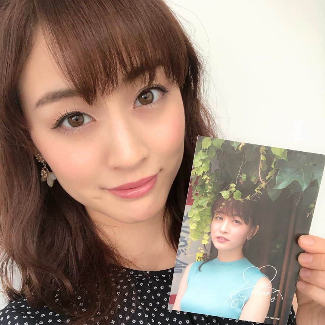 新井恵理那さんのインスタグラム写真 - (新井恵理那Instagram)「8月23日発売します、私の初のフォトエッセイ『八方美人』（宝島社刊）を記念して、紀伊國屋書店さんと丸善ジュンク堂さんがポストカードを特典としてつけてくださることになりました！( ＾∀＾)こちらの二種類で、本編にはない写真にサインプリント入りとなっています♪ #八方美人 #フォトエッセイ #宝島社 #紀伊國屋書店 #丸善ジュンク堂書店 #新井恵理那」8月12日 8時54分 - elina_arai