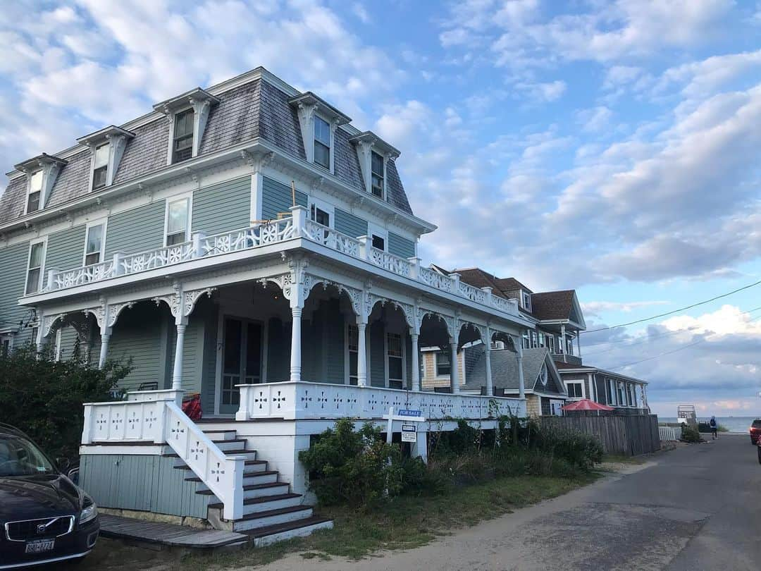 トームさんのインスタグラム写真 - (トームInstagram)「House hunting on #MarthasVineyard For the price of a quaint Manhattan apartment you could have water views, 8 bedrooms, 4 bathrooms and a whole lotta land...crowdfund it?!」8月12日 8時56分 - tomenyc