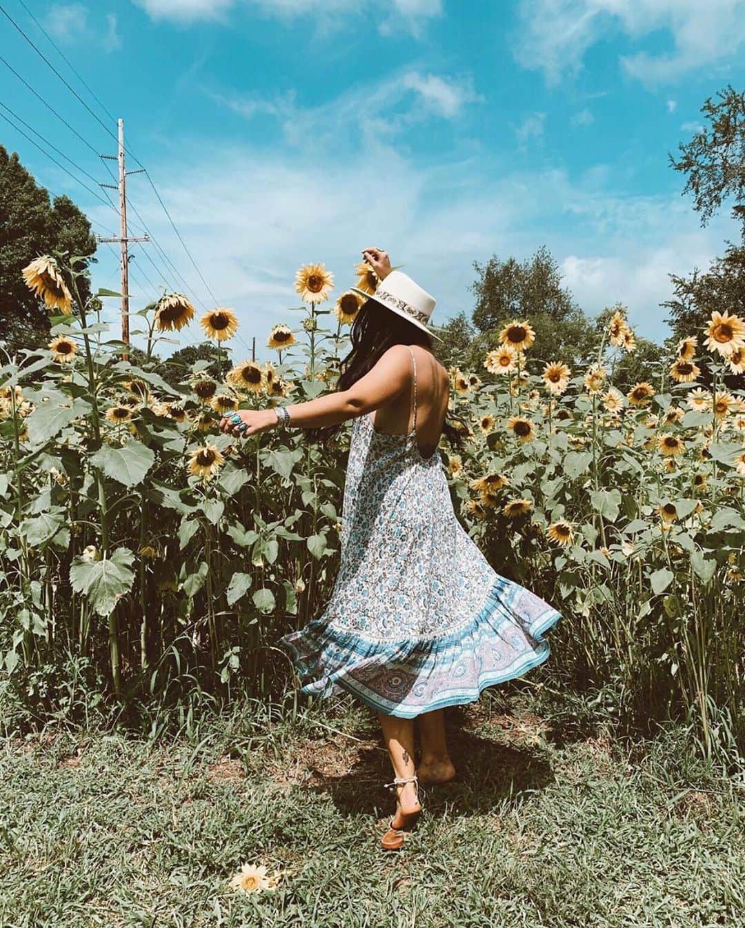 SPELLさんのインスタグラム写真 - (SPELLInstagram)「Sunflower field of dreams 🌻🍃beauty @thethrifty_bohemian in our Dahlia Strappy Dress ~ made for twirlin’ ✨ #spellskirtswish」8月12日 9時01分 - spell
