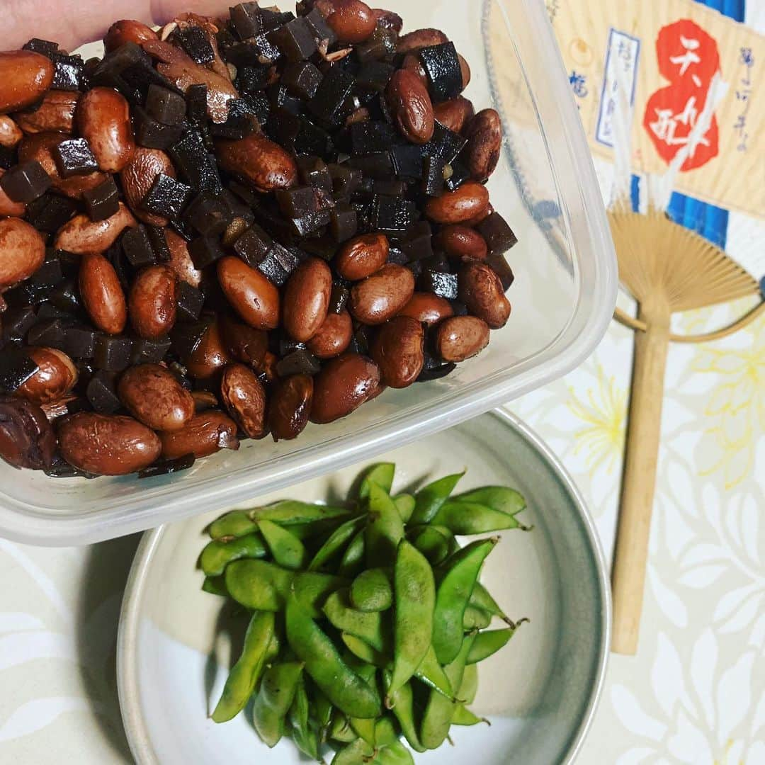 市橋有里さんのインスタグラム写真 - (市橋有里Instagram)「徳島のすだちはこう食べる。摩り下ろしてしぼって、ビールにぽとんと♪夏らしい徳島さっぱりごはん。 ・ #徳島 #すだち #すだちビール #なんでもすだち #実家ごはん #母ごはん #太刀魚の酢の物が大好物 #いつもの煮豆はちょっと固めw #鯛のお刺身は分厚く切る #鮎の塩焼きは今が旬 #茶豆は独り占め #homemade #tokushima」8月12日 9時04分 - ariichihashi