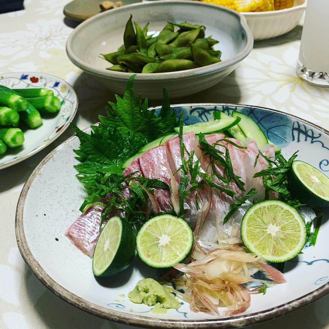 市橋有里さんのインスタグラム写真 - (市橋有里Instagram)「徳島のすだちはこう食べる。摩り下ろしてしぼって、ビールにぽとんと♪夏らしい徳島さっぱりごはん。 ・ #徳島 #すだち #すだちビール #なんでもすだち #実家ごはん #母ごはん #太刀魚の酢の物が大好物 #いつもの煮豆はちょっと固めw #鯛のお刺身は分厚く切る #鮎の塩焼きは今が旬 #茶豆は独り占め #homemade #tokushima」8月12日 9時04分 - ariichihashi