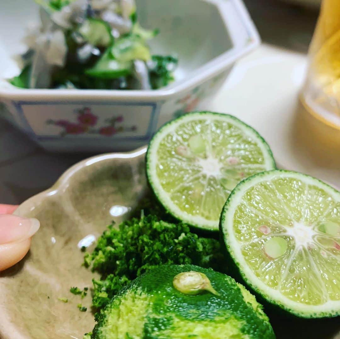 市橋有里のインスタグラム：「徳島のすだちはこう食べる。摩り下ろしてしぼって、ビールにぽとんと♪夏らしい徳島さっぱりごはん。 ・ #徳島 #すだち #すだちビール #なんでもすだち #実家ごはん #母ごはん #太刀魚の酢の物が大好物 #いつもの煮豆はちょっと固めw #鯛のお刺身は分厚く切る #鮎の塩焼きは今が旬 #茶豆は独り占め #homemade #tokushima」