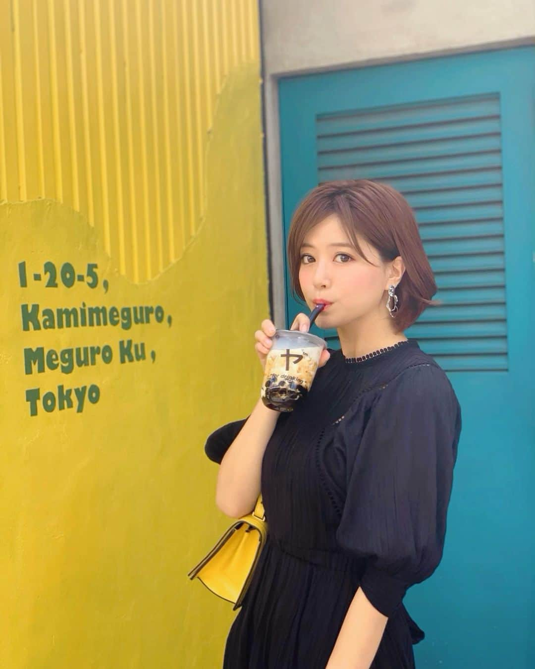 石井里奈さんのインスタグラム写真 - (石井里奈Instagram)「おはよん☺️💕 . 昨日はゆきちゃんとハワイの計画を立てに中目黒の蔦屋書店に📚💕 . そしたらすぐそばに8/10にオープンしたばかりの三茶ヤ 中目黒店が🥰❤️ . ずっと【ヤ】のタピオカをインスタで見てたから気になってたから嬉しかった〜💕 . 大好きな黒糖タピオカラテ😘 もちもちで幸せでした☺️☺️ . ハワイどこかおすすめあったら教えてください😘❤️ . 今日も素敵な一日を💕☺️ . #三茶ヤ #三茶ヤ中目黒店 #タピオカ #中目黒タピオカ #タピ活 #黒糖タピオカ #焦がしラテ #夏 #オープン #アルバイト募集 #3chaya #pr #タピオカ巡り #りなまるグルメ #タピ #tapioca #中目黒 #中目黒カフェ #中目黒グルメ #中目黒スイーツ #ハワイ #ハワイ旅行 #ハワイ観光 #hawaii #ハワイグルメ #hawaii #三軒茶屋 #三茶 #ヤ」8月12日 9時14分 - ri7tin1025