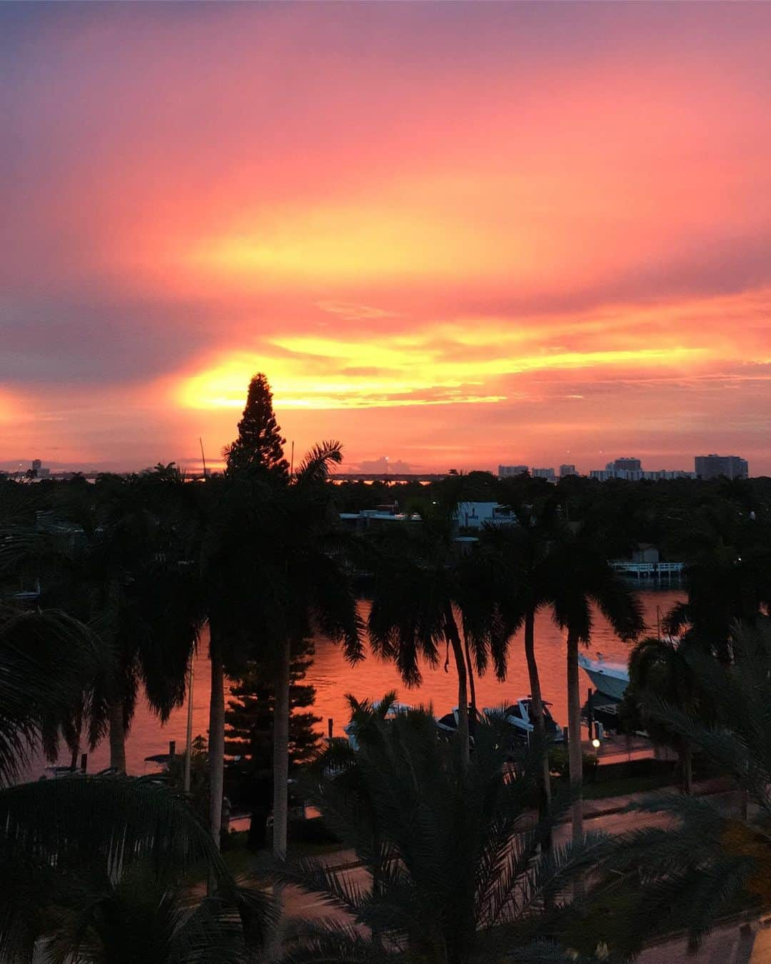 Rodner Figueroaさんのインスタグラム写真 - (Rodner FigueroaInstagram)「Miami Beach Sunset 🌅 Back home!!! #sunset #summerevening #homesweethome #miamibeach #blessed」8月12日 9時07分 - rodnerfigueroa