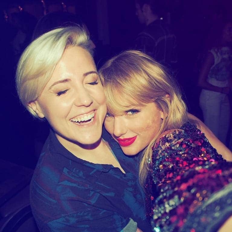 ハナー・ハートのインスタグラム：「My only regret is not showing @taylorswift pictures of our cats. #aboutlastnight ----- But for real what an awesome time. I've gone from fan to stan. I'm ready for ride or die status! Also great food! Also great people! ALSO AT SOME POINT I MET KESHA. @iiswhoiis」