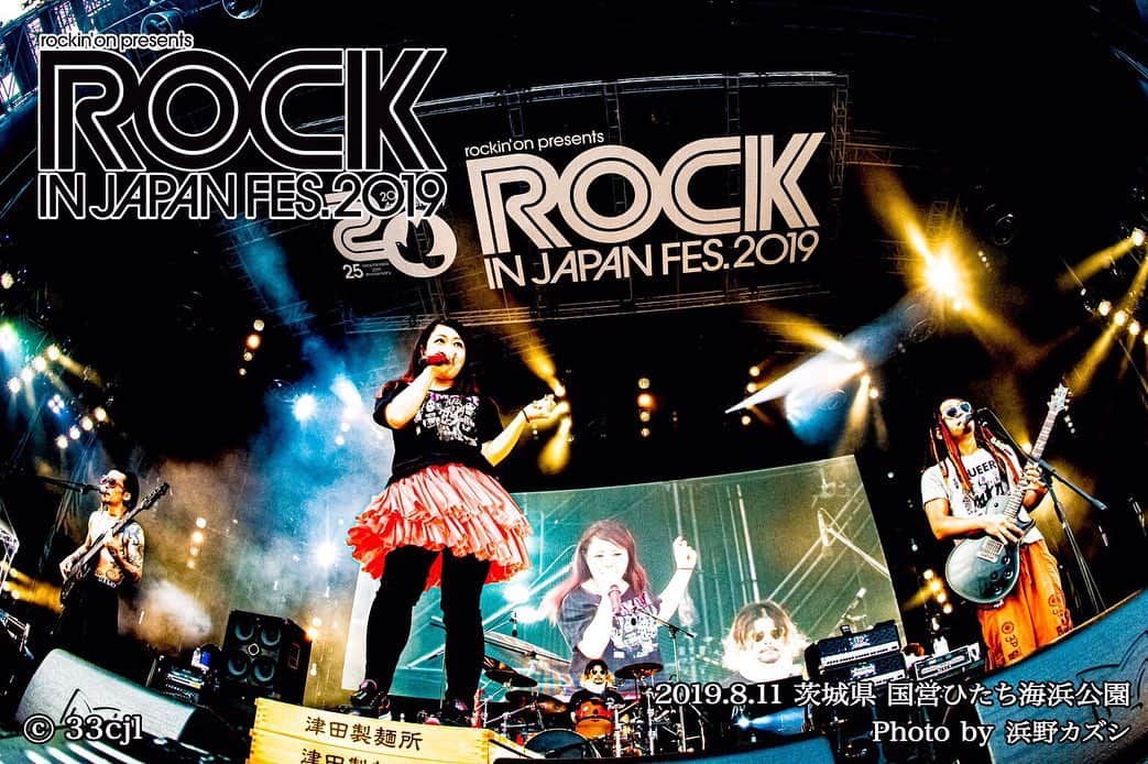 マキシマム ザ ホルモンのインスタグラム：「昨日8月11日(日)、今年も戻って参りました"ROCK IN JAPAN FESTIVAL 2019"！ 東京ドーム約4つ分という国内最大の収容人数を誇るGRASS STAGE。そこへところ狭しと集まった腹ペコたち！  そんな中、突然RAMONES「電撃バップ」のSEが鳴り響き、「HEY! HO! Let's Go」と共に見覚えのあるサングラス姿のホルモン男3人が登場！ からのフェスでは初披露！ホルモン流3コードPOPPUNKナンバー「拝啓VAP殿」がダイスケはんこと「ワンツースリーフォー！おじさん」のお馴染み掛け声からスタート！サビではスカート姿のナヲちゃん登場で大いに沸かせます！ このオープニング演出に興奮と困惑の腹ペコ。笑 POPナンバーに無理やりサークルを作る客席もチラホラ。「ヘドバンする気満々」だった腹ペコへの最高の肩透かしが決まると、まさかの退場SE「ロッキンポ殺し」のアウトロが流れ 「アリガトーゴザイマシター」と外人口調で退場。笑 ポカーンとなる数万人のオーディエンス。 と間髪入れずにいつもの「スペースコンバイン」のSEとともに着替え終わったホルモンが再び登場すると、おあずけ状態だった腹ペコからは再度大きな歓声が。彼らの空腹を満たさんと「恋のメガラバ」を浴びせ、広大なSTAGEを埋め尽くす万単位の人人人が一斉にヘドバンのビッグウェーブを引き起こしました！ さらに「maximum the hormone II」・「G’old〜en〜Guy」と、TOURを彷彿とさせる贅沢なロックナンバーを魅せつけ、おまけにレアナンバー「皆殺しのメロディ」を放り込むと、そのタイトルとは裏腹に水を得た魚の如く跳ねるわ暴れるわで、飢餓状態だった腹ペコたちをぶっ生き返しました。  MCではダイスケはんがその前に同ステージに出演していた[ALEXANDROS]川上洋平のシャツを拝借し変身するも、彼らとホルモンの汗の質の違いに関心する(笑)といった一幕をはさみつつ、最後は"やれば行きたいライブのチケットが当たりやすくなる"という恋のおまじないを数万人のオーディエンスと繰り広げ、ラストナンバー「恋のスペルマ」では、腹ペコ達による恋スペダンスと超巨大なサークルが出現！RIJF2019を「焼け野原」にし、ステージを去って行きました🤘🤘 本日GRASS STAGEにお越しくださった皆様、本当にありがとうございました。 LIVE写真計10枚をセトリとともにご覧下さい！  1.拝啓VAP殿 2.恋のメガラバ 3.maximum the hormone II 4.「F」 5.シミ 6.便所サンダルダンス 7.G’old〜en〜Guy 8.皆殺しのメロディ 9.恋のスペルマ  byミミカジル齋藤  #ROCKINJAPAN #RIJF2019 #マキシマムザホルモン #[ALEXANDROS]川上洋平は汗まで良い香り #[ALEXANDROS]川上洋平の顔は親指と同じサイズ #ホルモンの楽屋は1階にしてくれ #40代は階段の一歩一歩が重い #我々人類はバカ  #過去現在未来バカ #正義はあったのか？バカ #正義は勝ったのか？バカ  #くり返しくり返しくり返し歌う  #皆殺しのメロディが切り裂きジャックを呼んでいる  #マシンガンのリズムだぜ #皆殺しのメロディだ  #THEBLUEHEARTS  Photo by @hamanokazushi」
