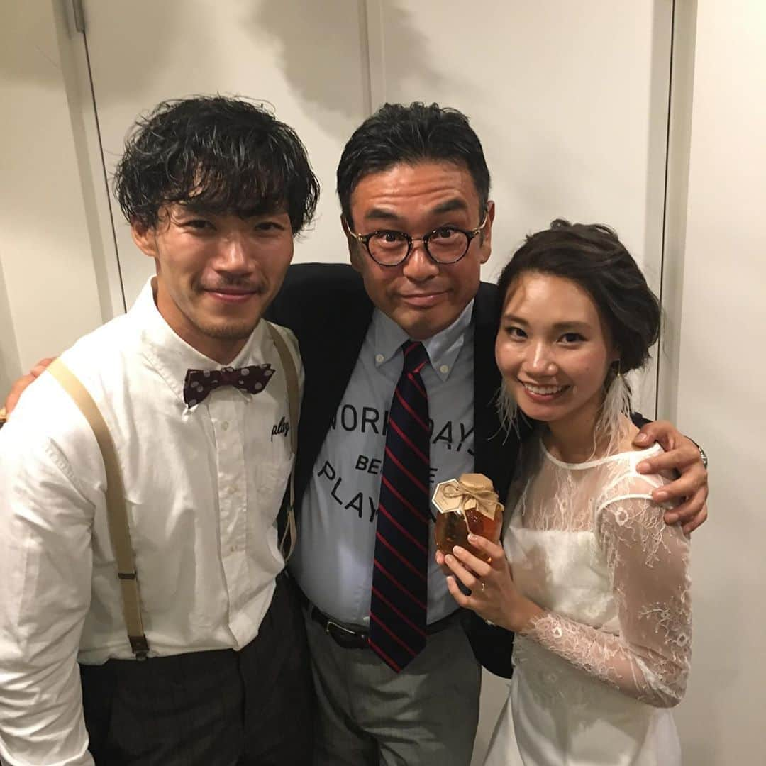 中島ヒロトさんのインスタグラム写真 - (中島ヒロトInstagram)「おめでとう。  TEAM playdesignの末っ子、タカアキ&リエちゃんの結婚式。まぁ、Happyしかない時間でした。披露宴は、2人が大好きなハンバーガー（特大）に入刀。2次会はステキなケーキに。美男美女はホント絵になる。普段、全員ほぼほぼTシャツに短パンでしか集まらないメンツが（笑）お祝いスタイルで集合したので、2人を囲んでメンズで記念撮影。出席したチーム全員でも。タカアキと出会わせてくれたplaydesign川井さんとも2ショット。2次会ではテーブル対抗ゲーム大会で優勝。タクジは、タカアキ特製駄菓子リュック（笑）をゲット。 職業柄「司会するよ」って言ったけど、「いや、ヒロトさんはゆっくり飲んで食べて」っていう言葉が嬉しかった。すごく楽しい工夫がいっぱいで、最高のパーティでした。タカアキ、リエちゃん、約束通り、みんなを看取ってくれよ（笑）。お幸せに。 最後は、待ち受けにすると幸せになるという（笑）スマイル・ホリfrom名古屋との2ショットを置いておきます。  #happywedding  #noplaynolife  #playdesign  #workdaysbecameplaydays」8月12日 9時23分 - djhirotonakajima