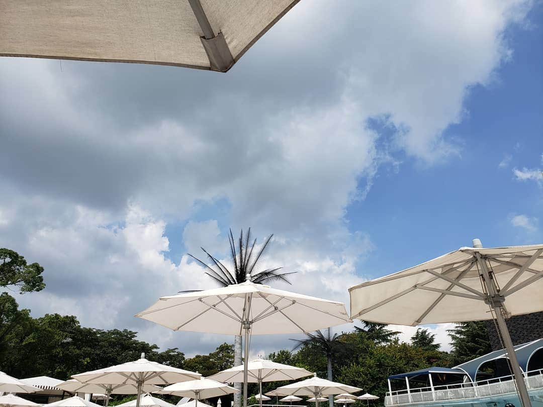 藤岡幸夫のインスタグラム：「都会のオアシス…昔のボクだったらプールサイドでシャンパン片手に「夏の恋なんて幻よね…」と笑う彼女に「幻でもいいからこのまま時間よ止まれ！だぜべいべー」とか言えてたのに…それが今ではあーた、独りで行列❗なかなか中に入れません‼️そして…遂に独り読書を楽しむオヤジに涙…でもロシア旅の章大好き。  芥川也寸志さんの「音楽の旅」のロシアの章は本当に大好き。当時片道切符だけ手にしてソ連に密入国なんて狂ってる‼️旅の翌年生まれた芥川也寸志の交響曲１番も強烈。先日のシティフィルは凄いテンションでこの曲の持つ異常さをだせたと思う。CD録音したので発売楽しみ。カップリングの曲も最高の予定…ふふふ。」