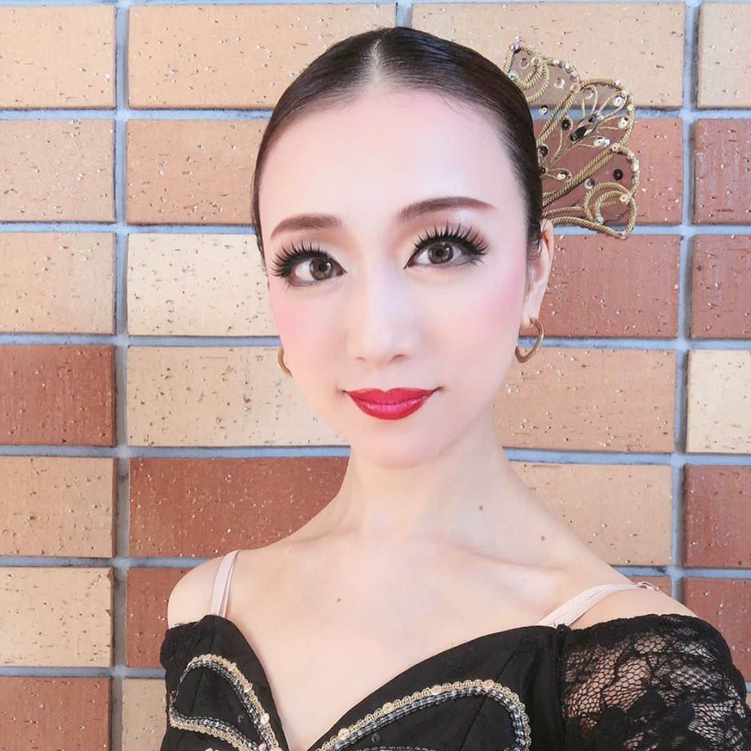 妃白ゆあさんのインスタグラム写真 - (妃白ゆあInstagram)「先日、滋賀の姉のバレエ教室の発表会に、guestとして少しだけ出演させて頂きました☺️💓 . , 皆んなの汗と、夢が詰まった素敵な1日でした(*´꒳`*)✨✨ . 子ども達の夏休み期間💓 全国の沢山の場所で、夢に向かって一生懸命な子どもたちの舞台があちこちで開催されているんだなぁ〜と感じています☺️✨ . みんなにとって、そして応援するご家族の方にとって素敵な夏休みになりますように💓✨✨ . . 本当に継続は力なり。。。 好きこそものの上手なれ。。。🌈 . エンタメって素晴らしいな . 心が動くって素敵な事だ . 一生懸命で、真っ直ぐなこころは、なんて胸に響くんでしょうね。 . . 私も、頑張らなくては✊🏻 . . 良い夏休みを(*´꒳`*)💓💓 . . #バレエ発表会 #夏休み #浅山奈津美バレエ教室 #滋賀 #summervacation #習い事 #クラッシックバレエ . . . . メイクのご質問を沢山頂いたので💄✨バレエメイクとは、全然違う化粧しちゃってたんですが😅宝塚メイクとも実はかなり違います🙋🏼‍♀️✨ 宝塚メイクだと、色の発色をいかによくするかということが華やかなセットお衣装に負けない為に必要だったのですが、今のメイクは、発色よりも、ホワッと印影が重視な感じです。 5枚目のアイシャドウ✨以外とお手頃なこのパレット。お気に入りで重宝しています^ ^  まつ毛も宝塚時代よりもかなり薄い100均のものを使用しました ♪ 色んなものを使ってみて、目の形に合うものを見つけるとリピートしちゃいます💓 舞台メイク予定のある方、お試しあれ😋💓」8月12日 9時21分 - yua_hishiro