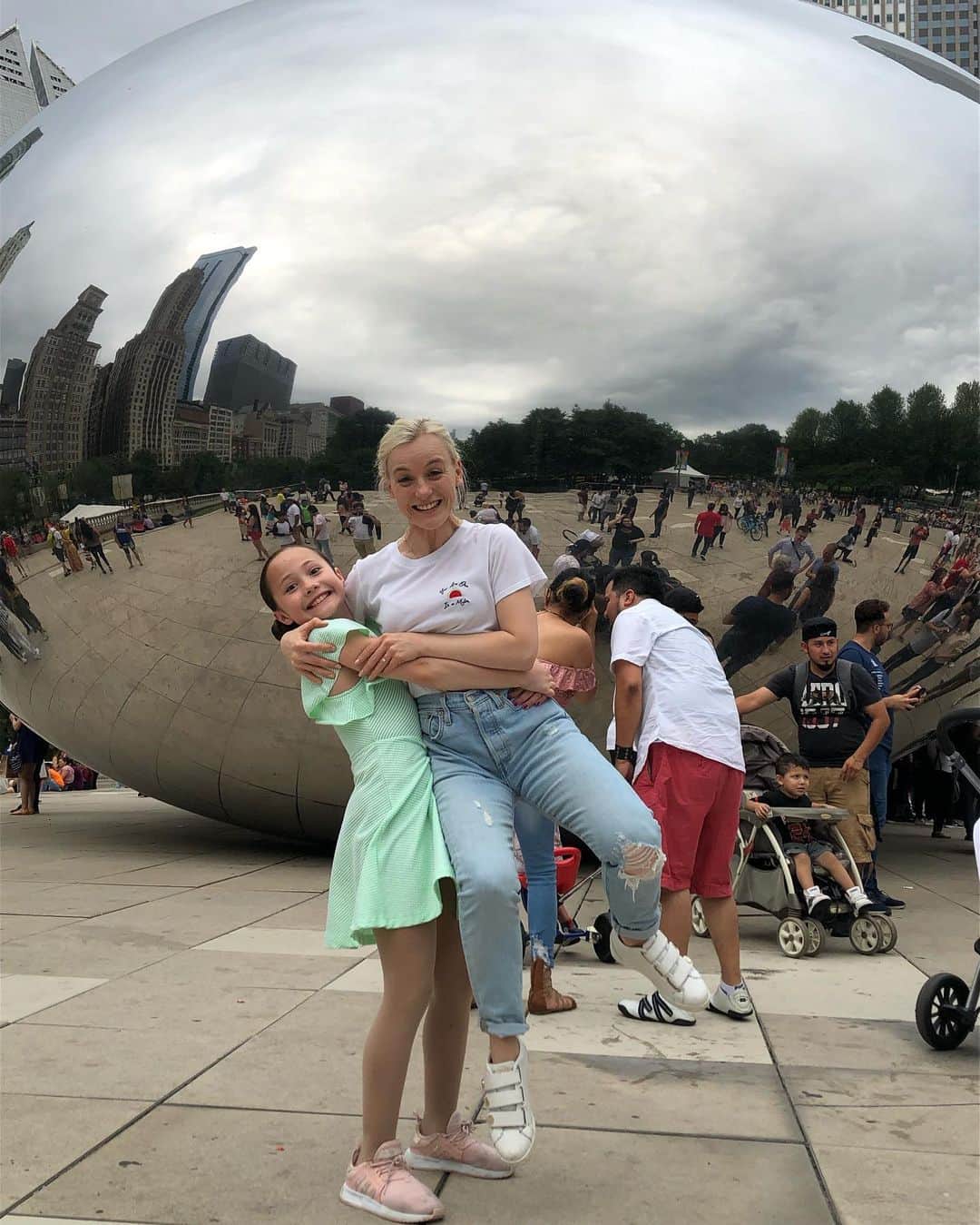 ペニー・クームズのインスタグラム：「My first competition without @n_buckland 😱😭 But, Chicago’s “bean” fun! 🥈🥉⛸ . . . . . . #chicago #thebean #millenniumparkchicago #foxvalleyicearena #chicagoice #chicagoicedance #icedance #competition #coach #coachlife」