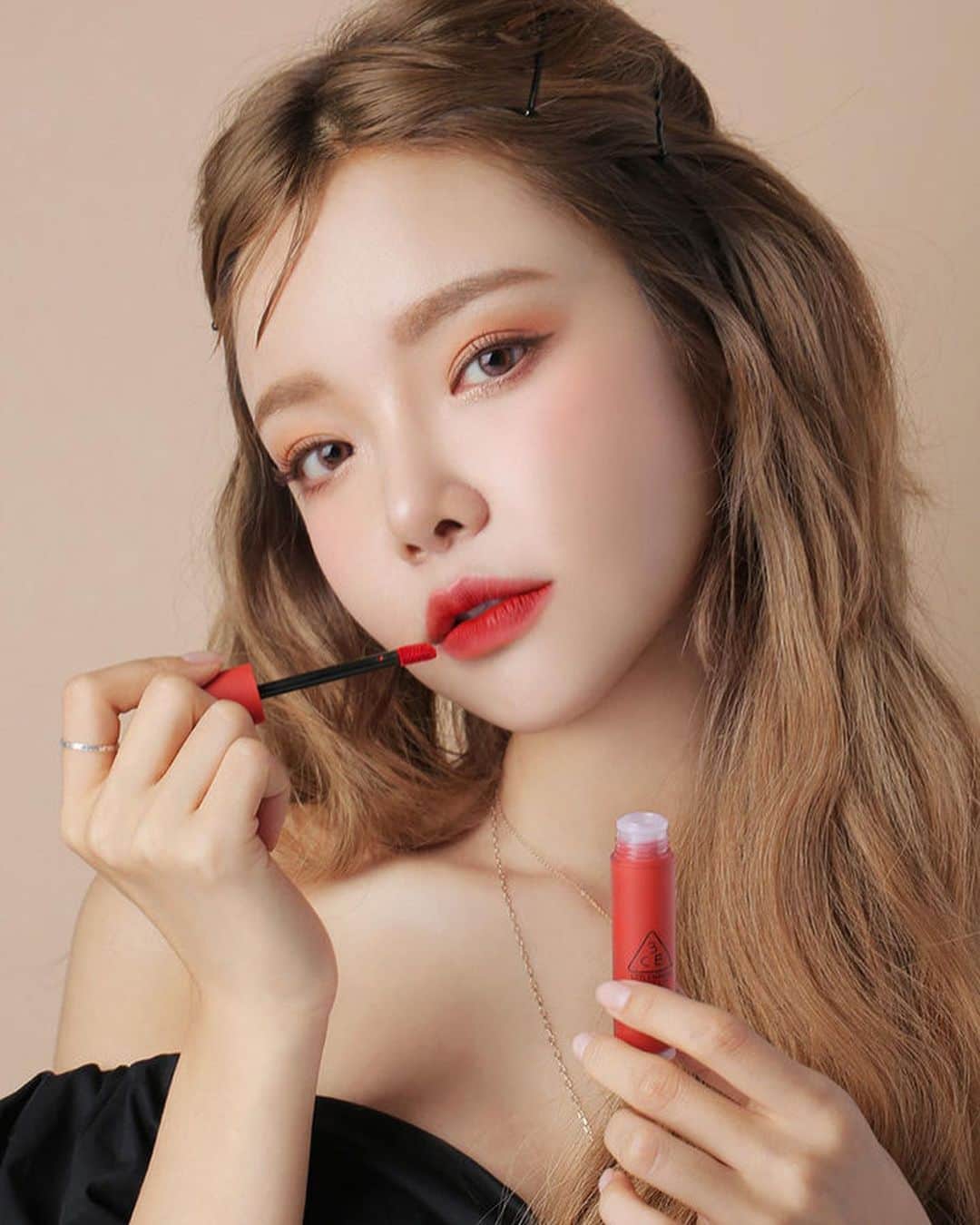 3CE Official Instagramさんのインスタグラム写真 - (3CE Official InstagramInstagram)「3CE SOFT LIP LACQUER #ORDINARY_RED 오늘같이 흐린날, 빨갛게 잘 익은 토마토 립 컬러로 기분 전환을💋 #3CE #3CESOFTLIPLACQUER」8月12日 9時27分 - 3ce_official