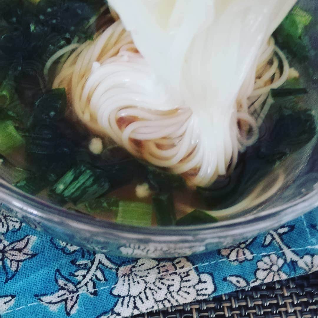松本隆博のインスタグラム：「。 素麺と蕎麦は ゆがき過ぎは絶対に 許されない\(*ˊᗜˋ*)/。 真剣勝負なんだ。 素麺は…まぁ70秒だな。 (^-^) 今日も芯の通った一日を！ BBQに行ってきます(*Ü*)」