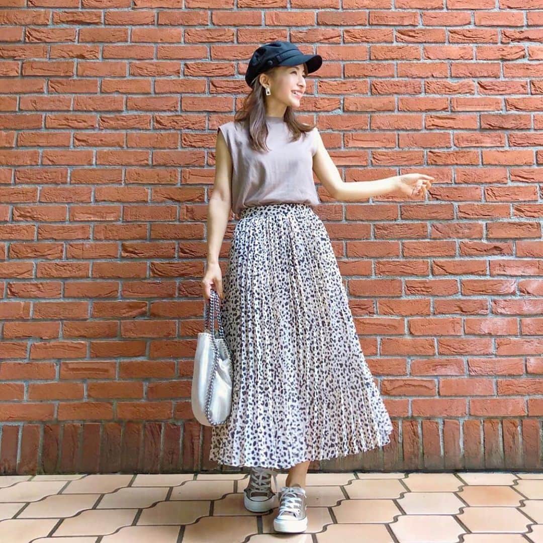 GU(ジーユー) さんのインスタグラム写真 - (GU(ジーユー) Instagram)「GUスカートコーデをPick up！﻿ トレンドのレオパード柄をシアーな素材に落とし込んだプリーツスカート✨カジュアルの中心でひときわ華やかなスカートが麗しい👍ふんわり優しい雰囲気がとっても似合っていますね😘とっても可愛いです👏スニーカー合わせも意外としっくりくるスカート🙌﻿ 是非、チェックしてみてくださいね💁💕 ————————————﻿ ☑︎プリントプリーツスカート(レオパード)NC﻿ ¥1,990＋tax（通常価格）﻿ 品番:318176﻿ ————————————﻿ Pick Up Post﻿ @ucmsan1205 さん、ステキな投稿ありがとうございます😊﻿ #GU #GUstyle #YOURFREEDOM #gu_for_all #GUKorea #GUHK #GUTAIWAN #ジーユー #ジーユーコーデ #GUコーデ #ジユジョ #プリントプリーツスカート #大人カジュアル #カジュアル #大人女子 #着回しコーデ #シンプルコーデ #夏コーデ #デイリーコーデ #大人コーデ #お出かけコーデ #ロングスカート #プリーツスカート」8月12日 20時26分 - gu_for_all_
