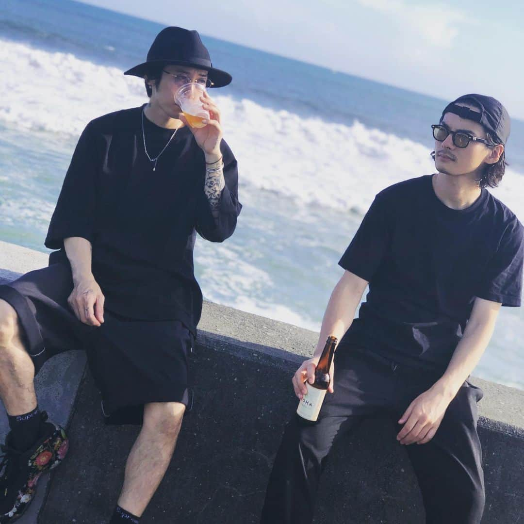 加藤 聖也さんのインスタグラム写真 - (加藤 聖也Instagram)「. dayoff :) 祝日の月曜日は3人ともお休みかぶる最高な日☺︎ 前回は突発名古屋旅で 今回ももちろん何も決めずに当日...笑 直前前夜、熊本に決定と連絡がきていて ノリと勢いで行けなくもないが さすがに遠くね？笑 とか思いつつ、深夜に祥理の家にて合流。 起きたら11時前だった😇爆 スローペースで鎌倉ふらふらしてきた🙆🏻‍♂️ 普段よく会って一緒にいるけど 3人で丸1日一緒という日はあまりないから 毎回楽しみよ、祝日月曜日㊗️ #dayoff #スローな休日 #鎌倉 #pacificdrivein #祥理と塁の撮れ高よすぎる件 #行き帰りはグリーン車で快適移動 #江ノ電混みすぎていてタクシー移動 #みごとに3人して服が真っ黒 #明日もお休みいただいてます #久しぶりに2連休です」8月12日 20時27分 - se1ya_kato