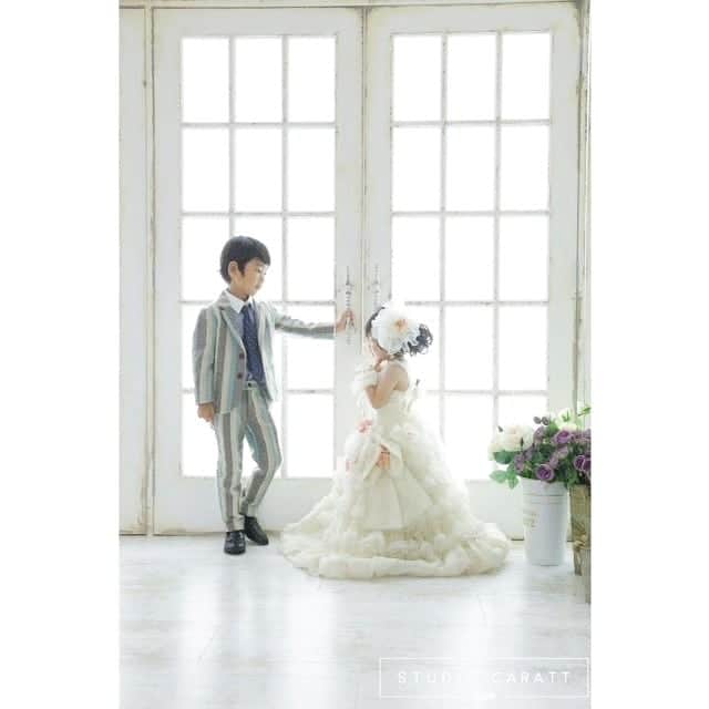 のインスタグラム：「* * 仲良し兄妹👫♡‪♥︎♡ * * #stadiocaratt #photostudio  #スタジオキャラット#写真館 #スタジオキャラットアリオ八尾店 #大阪#八尾#アリオ八尾#記念撮影 #ドレス#スーツ#兄妹撮影#仲良し兄妹#dress#suit#dressphoto #suitphoto#smile#photooftheday #instagood#ig_japan #instalike #photography #photo」