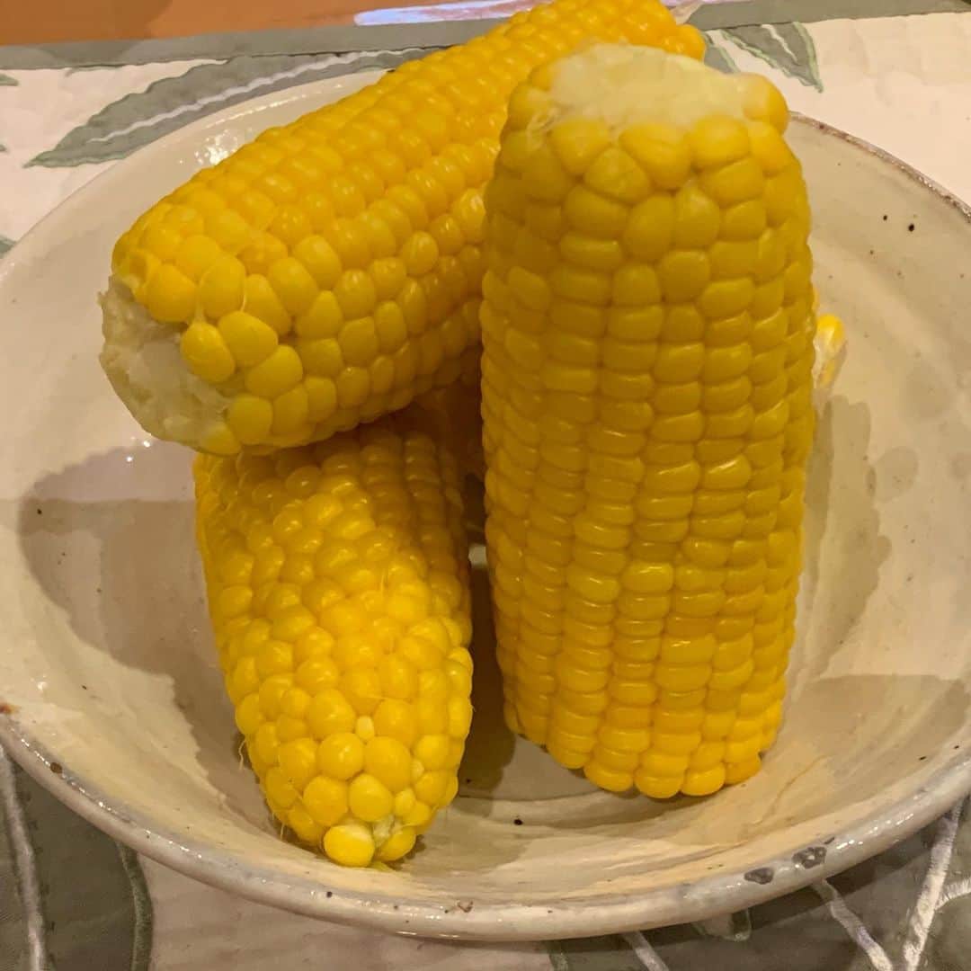渡辺裕之さんのインスタグラム写真 - (渡辺裕之Instagram)「カナダの友人から北海道のオーガニックスイートコーンが届きました。直ぐに箱から出して生で食べた。まだ甘かった！ 茹でたてもたまらない！😋#さかもと農園 #つやこの畑」8月12日 20時20分 - hiroyuki6267