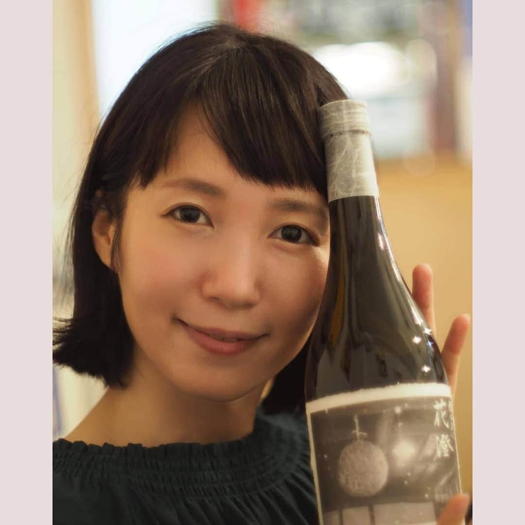 花澄さんのインスタグラム写真 - (花澄Instagram)「大林隆司さんが 日本酒を買いにきてくださいました。 ありがとうございます。 昨年フジフイルムスクエアでやった 写真展をまとめた写真集 ｢私が見てきた小笠原の自然｣も 持ってきてくださいました♪ の、図を撮ってくださいました！ いつもありがとうございます。  受注生産になりますので ご用命はFacebookページ 日本酒 純米吟醸｢花澄｣よりお願い致します。 9月末までの限定販売です。 https://www.facebook.com/sakekazumi/  #喜多方#会津若松#大和川酒造#造り酒屋#日本酒#弥右衛門#純米吟醸#酒蔵#花澄」8月12日 20時23分 - textisan
