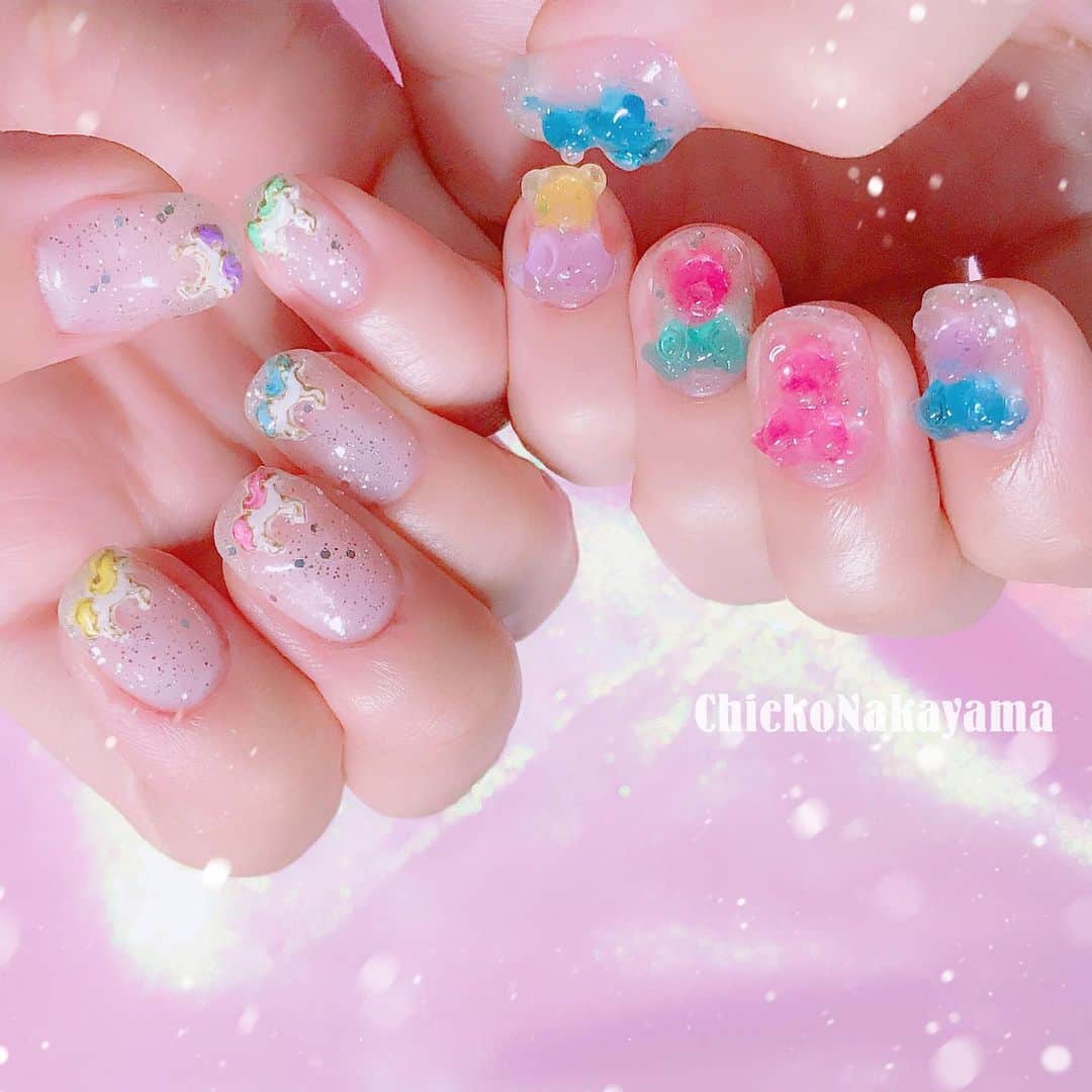 なかやまちえこのインスタグラム：「マイネイルは久々ふぁんしー🎠 #nail #nails #nailart #ネイル #美甲 #ネイルアート  #clou #nagel #ongle #ongles #unghia #japanesenailart #manucure #네일 #젤네일 #네일아트 #네일리스트 #japanesenails #manicurist #gelnails #fancynails #ファンシーネイル #ゆめかわ #ゆめかわネイル #kawaii #kawaiinails #グミネイル  #クリアネイル #clearnails  PREANFA シリコンモールド ペガサス、くま きまぐれキャット ピグメントスパークリングスカッシュNo.7 くまはBetty gel カラーレジン ポニーはPREGELミューズ マザーズホワイトときまピグ ハイリッチ、リキッドメタルゴールド」